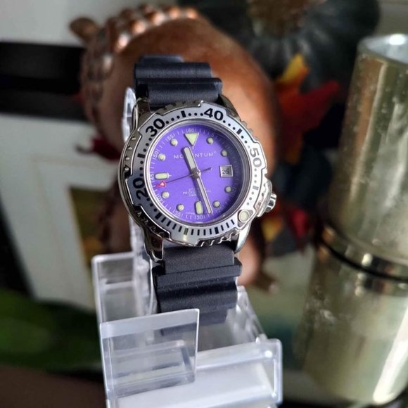 [SOLD]     Women's MOMENTUM DIVE WATCH 200M Water Resistant New Battery and Band - Picture 2 of 11